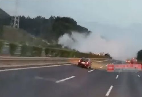 廣西高速突發(fā)危化品泄漏事故 油罐車(chē)側(cè)翻腐蝕品外泄，應(yīng)急處置全面展開(kāi)