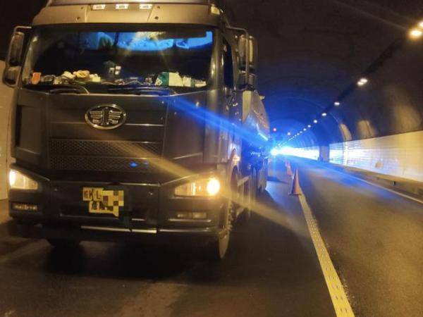 危化品車(chē)隧道內(nèi)拋錨，司機(jī)淡定自修，監(jiān)控天眼及時(shí)發(fā)現(xiàn)消隱患