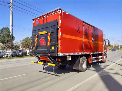 東風(fēng)柳汽6.6米腐蝕性物品廂式運(yùn)輸車(chē) 尾部搭載凱卓立液壓尾板的卓越之選